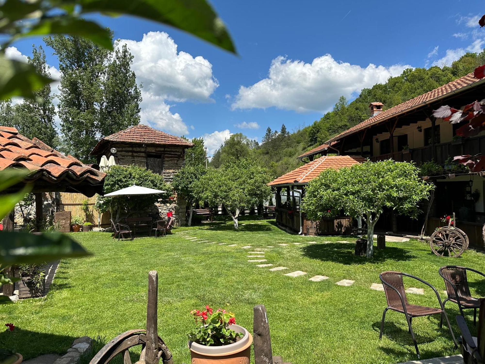 Konak Tosa Poganovo Exteriör bild